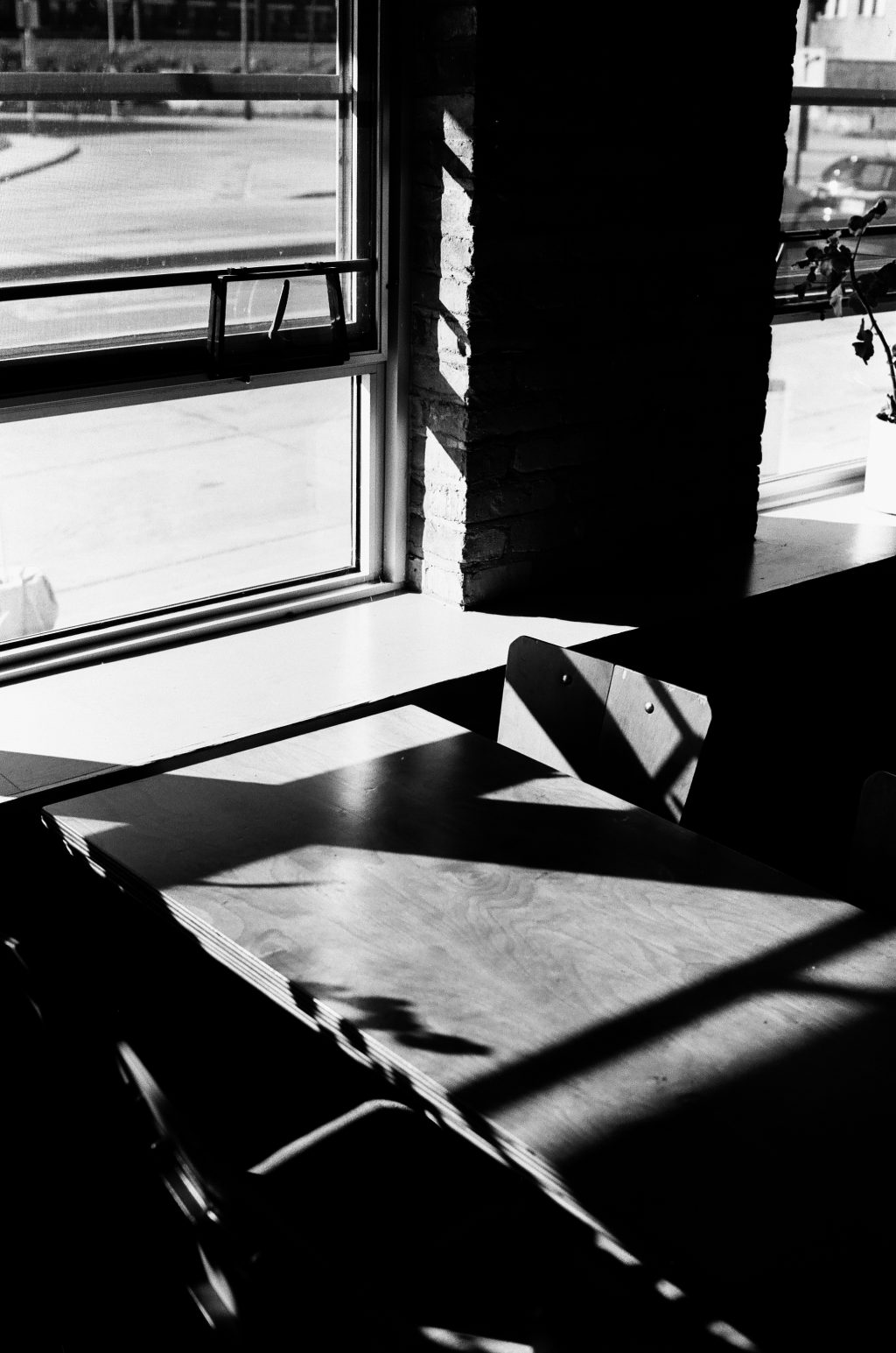 Inside a cafe (Nikon F3, Voigtlander 40mm F2)